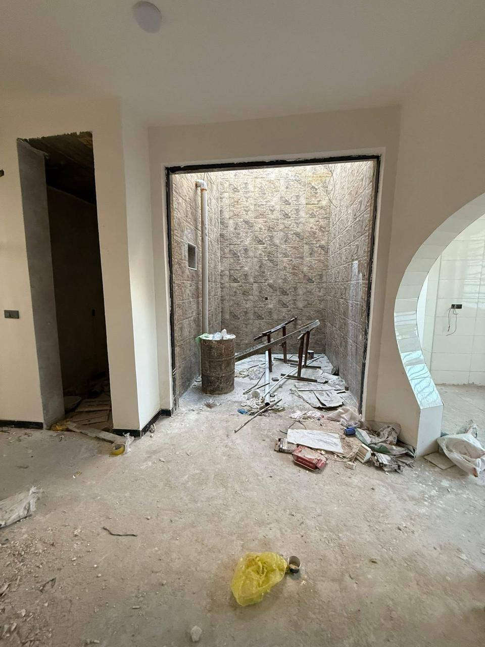 السلام عليكم بيت للبيع مساحة ١٧٥ متر في شارع ٨٠ مجاور عماره عراق البدر خلف التجاري مباشر بناء جديد غرف نوم عدد ٥ مجمع صحي عدد ٢ حديقه داخلية مطبخ حار وبارد بناء درجة اولى تسليم مفتاح للاستفسار الاتصال بالرقم ***********
