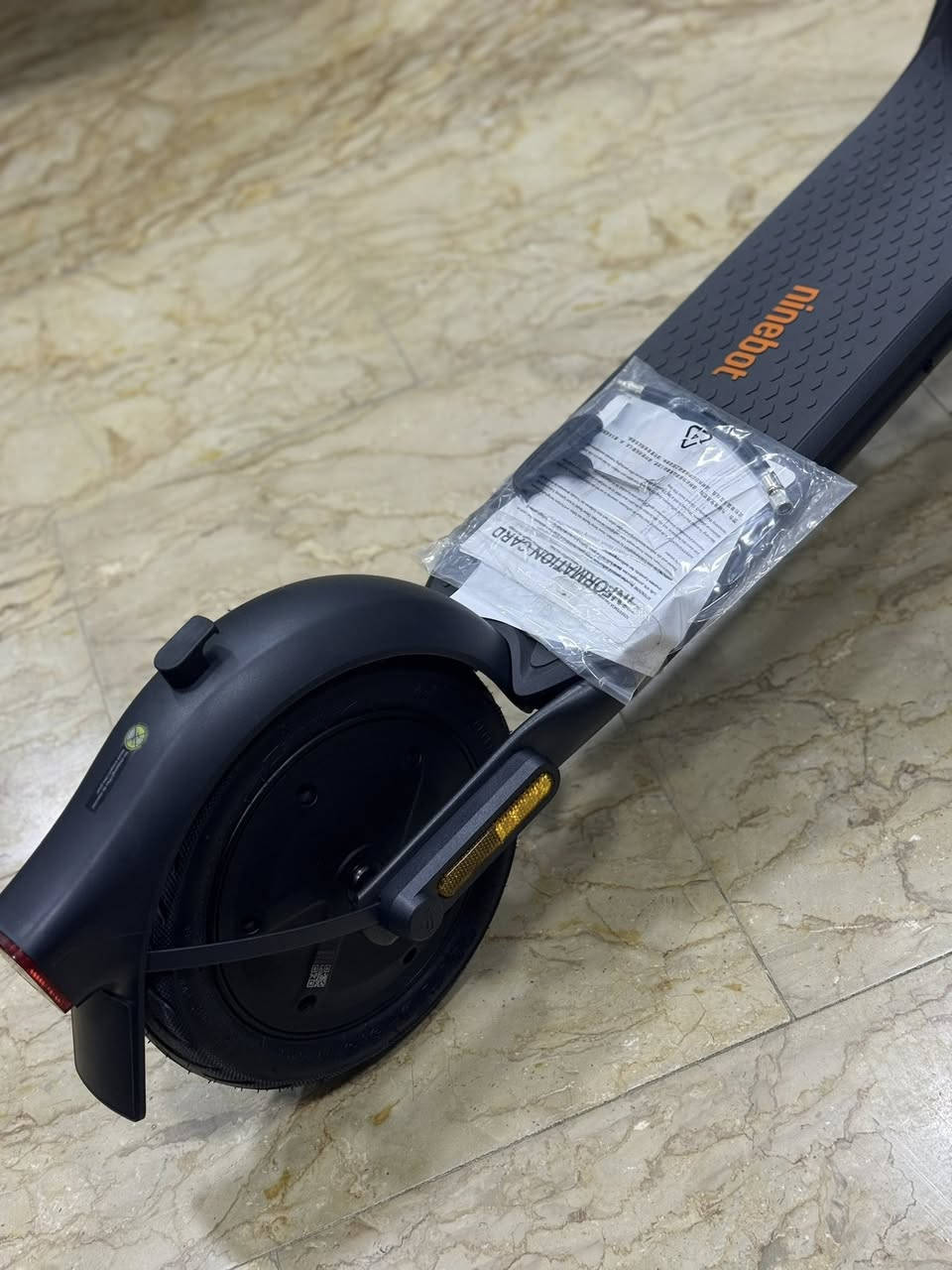 السكتور ninebot الغني عن التعريف ميحتاج احجي عنه
وفوك كل هذا مماشي لوك جديد اوربي يتحمل  وزن 150 كيلو 
تجي تفحص وتاخذ وينربط بتطبيق على الجهاز 
***********
السعر 550 وبي مجال بسيط للعلم سعر الجديد مليون
