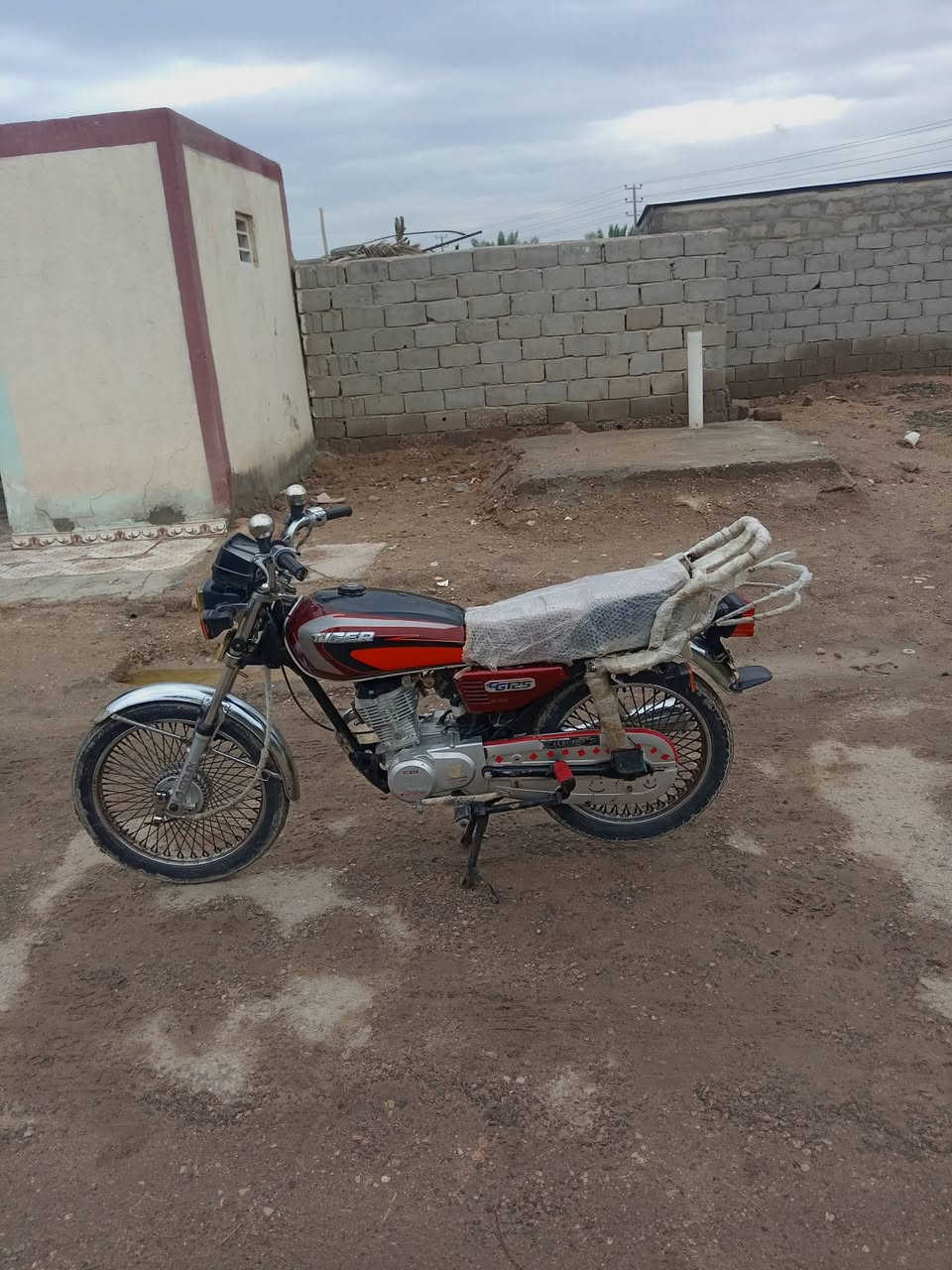 دراجه للبيع موديل 20 محرك ما مفتوح اوراق كامله مكان ديوانيه دغاره السعر 450 وبيهالبسيط كلش رقم الهاتف ***********
