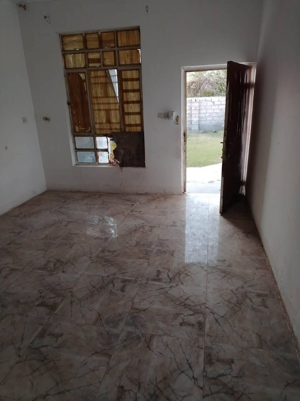 أخواني الأعزاء هناك بيت للأيجار في منطقة كولي كمب بشارع بيت عبد سناد بصف بيت حبيب أبو ضياء مبلغ الأيجار 250 الف وبيها مجال قليل اي استفسار يتصل على صاحب البيت على هذا الرقم ***********... اني فقط مكلف بالنشر
