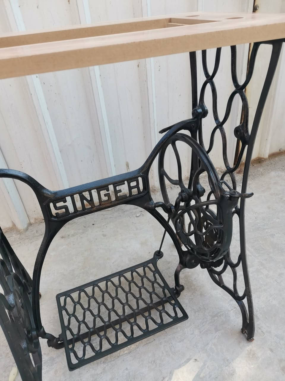 للبيع ميز  مكينة فراشه انتيكه غير مستخدم  السعر٧٥ الف سعر ثابت مع؛ التوصيل اتصال   ***********
