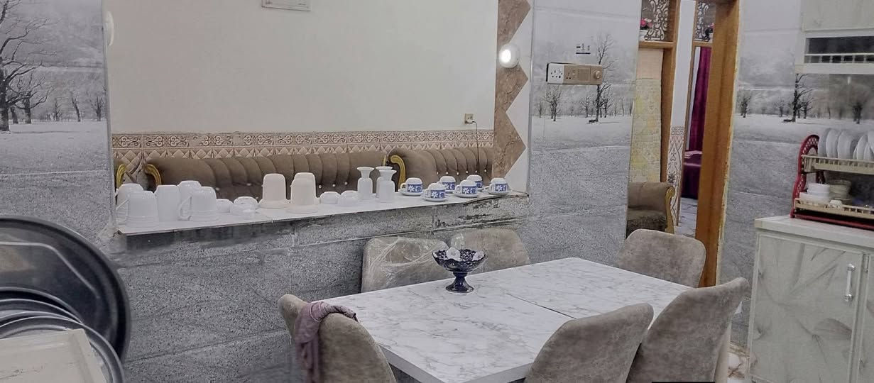 السلام عليكم ورحمه الله وبركاته 
#بيت_للبيع_المساحة_200متر
زراعي سند ٢٥ 
يحتوي ع طرمة و ستقبال ومطبخ وحمامات داخلية وخارجية 
غرفتين كبار وغرفة صغيرة 
وصاله ومسلك خلفي 
العنوان حي العسكري نزلة الشهيد عمار شارع 15 
للأستفسار الأتصال ع رقم ***********
او مراسلة الخاص
