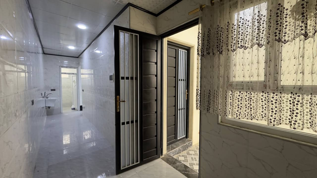 ‏السلام عليكم 
دار للايجار في حي السماح الثانيه طابق ارضي (الطابق الثاني مستأجر) 
مساحة ١٠٠ متر 
يحتوي على غرفة نوم وهول واستقبال ومطبخ وصحيات
الدار بناء حديث 

بدل الايجار ٢٥٠ الف

مكتب صفوان السنجاري 
‏***********
***********
