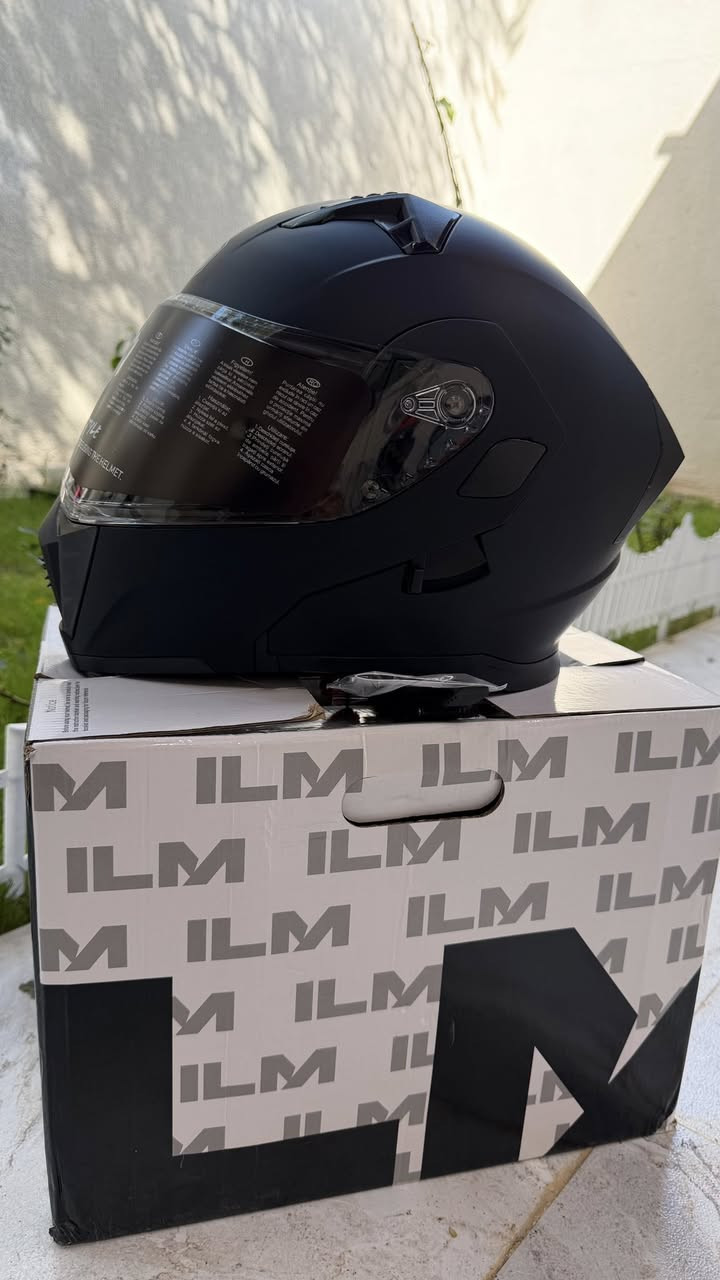 خوذة بالة الماني نضافة 100‎%‎ جديدة بل ستكرات ولكتلوك مالها ماركة iLM معروفة يمي عليها خصم 50 ‎%‎ اقل من سعر الوكالة مع الضمانات 
حاصلة علا شهادة DOT الحقيقي السلامة والامان 
تحتوي علا فتحات تهوية وفتحات مانع الضباب 
وحاصلة علا شهادة ECE 
مضادة للخدوش ذات طلاء ثابت 
تحتوي علا بطانة داخلية مريحة وثابتة
خوذة انطيك بيها ضمان علا القوة والمتانة مالتها تصعد فوكاها مايهمني وزنك اذا فطرت او انكسرت فلوسك ترجعلك   
فدوة اروحلك لا تعلق مارد تفضل خاص اوخابرني 
تواصل ماسنجر او علا رقم ***********@إشارة
