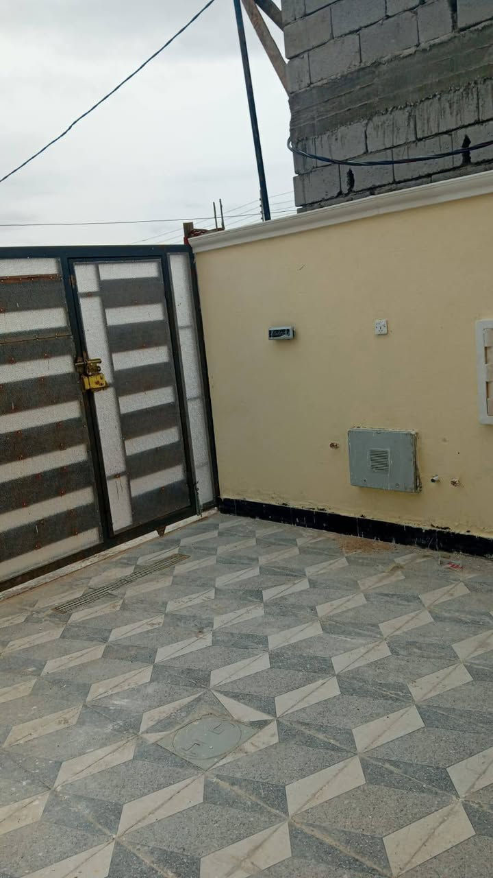 #اسعد_الله_اوقاتكم_بكل_خير
هذا البيت لايفوتك سعر مناسب جداً

#جنس_العقار :: ملك صرف زراعي عراقي نموذج 25

المكاتبة مع صاحب الأرض مباشر 

……………

#المساحة :: 210م / الواجهة 10 والنزال 21

#الخدمات :: ماء كهرباء شارع 10م أنارة 

#موقع_خدمي :: سيارات لمركز البصرة / وداخل القضاء

العنوان :: البصرة - إبي الخصيب العوجه شارع السندباد 

#يحتوي ::  كراج . صحيات خارجية

حديقة واسعة . للبيت #ثلاث_مداخل :: مدخل صالة

مدخل أستقبال . مدخل للمطبخ . مناور عدد 2

أستقبال . مطبخ . موزع غرف . ثلاث غرف منام . درج .

صحيات داخلية . صالة معزولة عن موزع 

…………..

البناء 2026 / حديث كونكريت .

………….

#السعر_المطلوب :: 110 مليون وبي مجال بسيط

…………
#لاستفسار الاتصال على الهاتف 📞📳
📳((***********))📳 حسين
