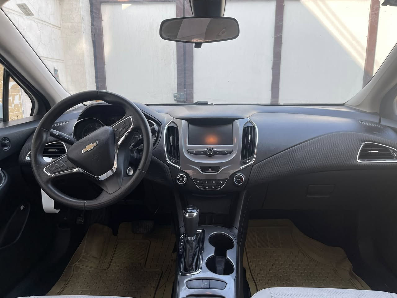 السلام عليكم
للبيع شوفرليت كروز 2017LT
وارد امريكي حادثهه جاملغ الامامي عكس السايق وشويه من الباب ايرباك درگه فقط السياره حلوه نضيفه نفس الصور السياره مشتريهه من المستوردهه قبل ٥ سنوات 
السياره بأسمي 
رقم بغداد 
مكانهه بغداد 
داخل السياره لونين جلد 
حلوه السياره مال جني 
السعر١٠٦ ورقه وبيهه مجال بسيط  للشراي 
الشراي يتصل على رقمي ***********
