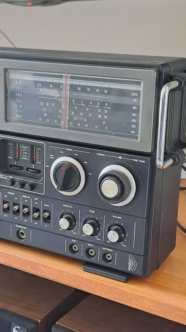 السعر مكتوب في نهاية المنشور
رجاءا إقرأ المنشور كاملا 
الخاص مفتوح للتواصل 
Commander 6100DS Multiband Receiver
راديو كلاسيكي متعدد الموجات (Weltempfänger) يعود لفترة أوائل الثمانينات. 
يجمع هذا الجهاز بين تصميم الراديو المحمول التقليدي وأجهزة استقبال البث اللاسلكي المتقدمة (Analog Scanner).
أهم المواصفات والميزات:
نطاق ترددات واسع جداً: يستقبل موجات الـ FM والـ MW التقليدية،
 بالإضافة إلى موجتين للموجات القصيرة (SW1/SW2)، وموجات الطيران (AIR)، وموجات الخدمة العامة/البحرية (PB/Public).
شاشة عرض هجينة: يحتوي على مؤشر تناظري (Skala) تقليدي على اليمين للبحث عن المحطات، مدعوماً بشاشة رقمية حمراء على اليسار (Digital Frequency Counter) لعرض التردد بدقة دقيقة جداً .

أدوات تحسين الإشارة: يحتوي في المقدمة على مفاتيح مخصصة لنظام Squelch (كتم الضوضاء، وهو ضروري عند البحث في موجات اللاسلكي والطيران)، ومفاتيح للتحكم بنبرة الصوت (Tone) والمستوى (Volume).
محطات مسبقة التثبيت (FM Presets): توجد رافعتان منزلقات ميكانيكيتان أسفل شاشة المؤشر تتيحان تثبيت ترددين مفضلين على موجة الـ FM لسهولة العودة إليهما.
المنافذ: 
يدعم مخارج لتوصيل سماعات الرأس (Headphone)، ومخرج لجهاز تسجيل كاسيت خارجي (Tape)، بالإضافة إلى مدخل لهوائي خارجي (Antenna) لتقوية التقاط الإشارة.
يعمل الجهاز إما عبر التوصيل المباشر بكهرباء المنزل (220 فولت) أو عبر تشغيله لاسلكياً باستخدام 6 بطاريات كبيرة الحجم من نوع (D-Zellen).
بلد المنشأ وسنة الصنع :
جهاز الراديو  تم تصنيعه في اليابان، وصُنع تحديداً في عام 1980 (مع استمرار توزيعه وبيع نسخ مشابهة له حتى عام 1982).
السعر ١٥٠ الف دينار 
توصيل داخل العراق فقط


**إذا كنت صاحب هذا الإعلان وتريد حذفه لأي سبب، رجاءا أرسل رسالة إلى الدعم الفني**