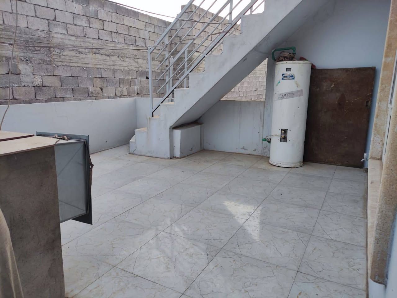 دار للبيع في حي الملايين الاولى
مساحه الدار 240م واجهه 12
يحتوي الدار على 5 غرف نوم ومطبخ وصحيات واستقبال وهول 
موقع الدار قرب ڨلل العناز 
صنف الدار زراعي حق تصرف 
لمعرفه السعر أكتب تم 
أو مراجعه مكتب مدخل حي الملايين الاولى مكتب أرض التميز للبناء والعقار 
اي استفسار يرجى مراسلة الصفحة او الاتصال ع الارقام المذكورة⬇️⬇️
***********
***********
