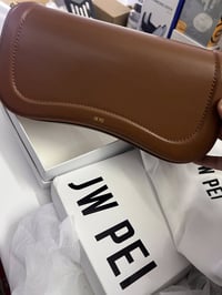 جنطة • JW PEI • توصيل لباب البيت