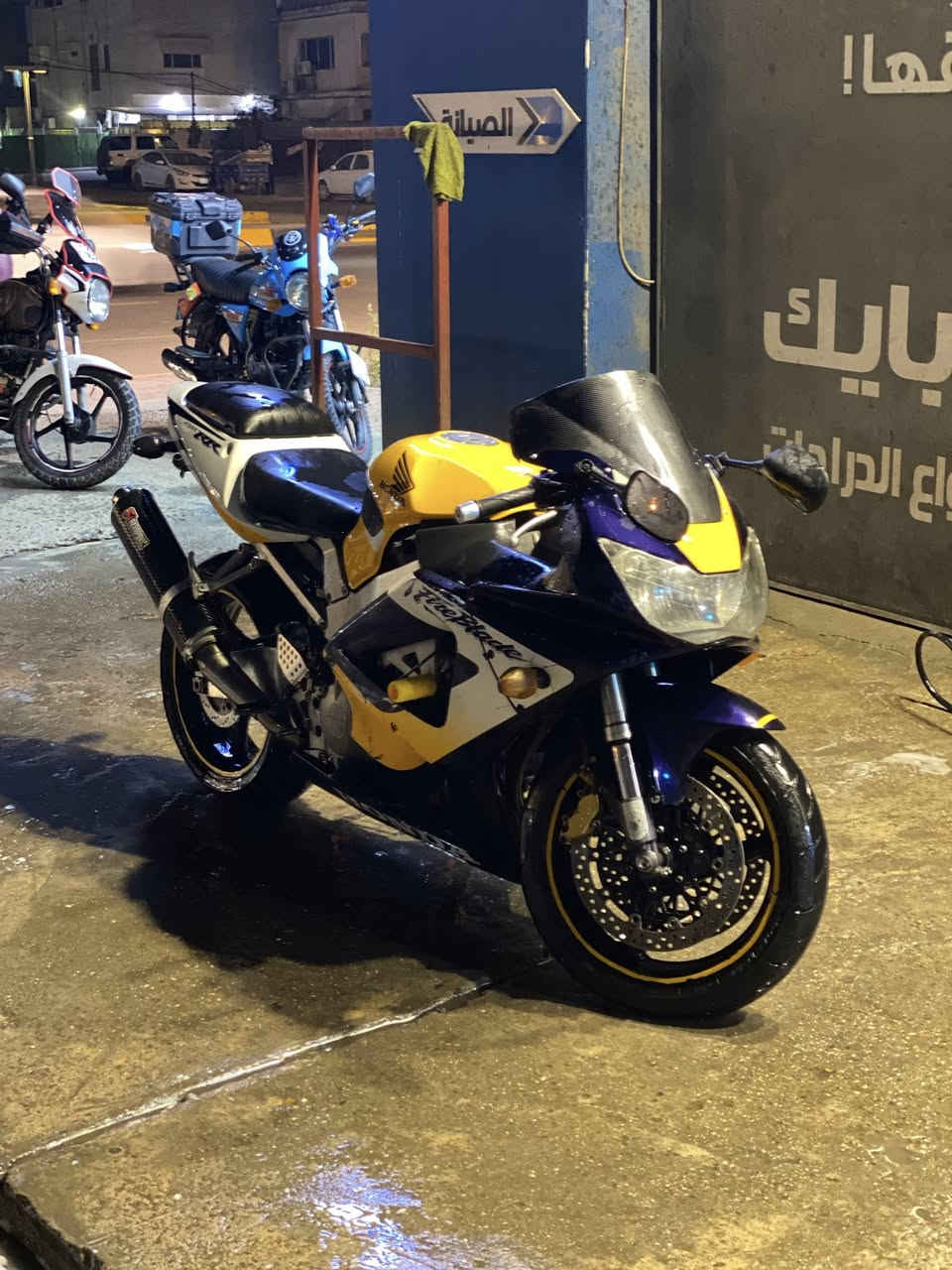 سلام عليكم دراجه بطح هوندا (CBR929RR)
للبيع مكانها بغداد مجمع بوابه العراق
مدفوعه كمرك وبيها وصل قبظ الكمركي يعني ينفتح الترقيم تروح ترقم 
دراجه عليها ادامه كامله يعني تشغل وتطلع متروح تعب نفسك ولا شي 
دهن amsoil
بلكات ngk
مي راديتر زيتي من موتل
ضويه زنون 
تايرات تخم جديد 
كهربائيات كامله مكمله وضفيره وعقل بلاديات 
عليها سستم اكزوز كامل من اكروبفج بواري تيتانيوم وبطيخه ألياف كاربون فايبر سعره ٧٠٠ ألف 
تخم تايرات جدد
انطيك وياها جك مالتها اني ماخذه وحده ب50 
و بدله سيفتي لون سوده
وخوذه وياها 

الدراجه محركها مال رنبه صار من مشدود بيها 16 يوم 
كشرها بي بس فطر بسيط بل بجم والاربي شغال بس لازم تربط البارد مالته 
سبب بيع سفر دراجه ما تنعاب وقويه ومصروف عليها هواي والف عافيه على الي يأخذها 
والي يجي ما ارجعه فارغ لأن متوازي على بيعتها 
سعرها 3.500.000 وبيها مجال علما أن كمرك اني دافعه بيدي (1.378.000) 
للاستفسار خاص رقم مفتوح 
***********
