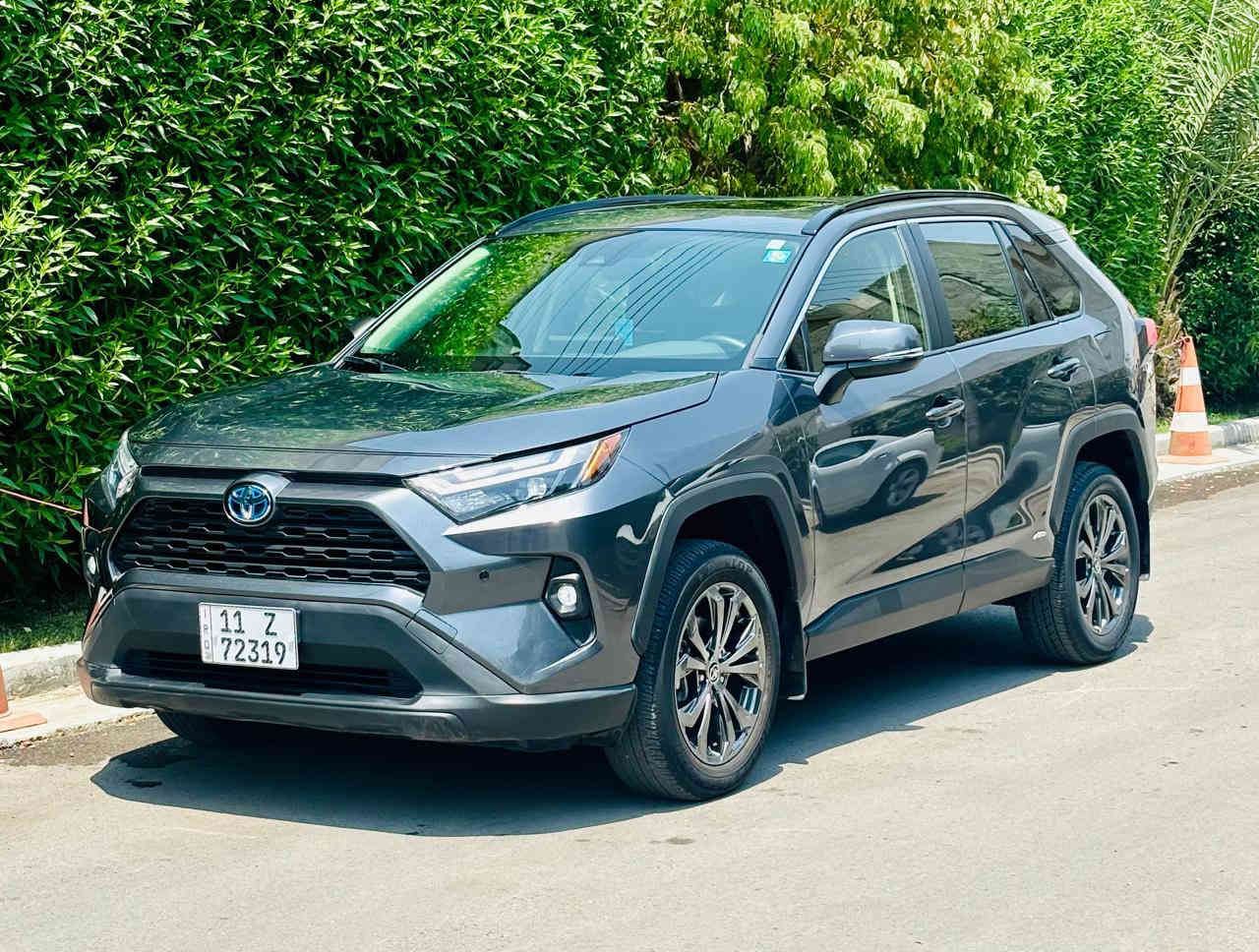 السلام عليكم 
تيوتا راف فور برميوم هايبرد 
موديل 2024 
ماشيه 23 الف 
رقم بغداد بأسمي 
ضرر السياره موضح بالصور ربع دعاميه اماميه و شويه بارد بالبدايه مال بنيد فقط ايرباك استيرن فقط 

مواصفات السياره فول مال برميوم بصمه و فتحه و كراسي جلد و تدفئه و كرسي كهرباء و جنطه كهرباء و باقي المواصفات المعروفه 
السعر 260 ورقه و بيها مجال بسيط 
مكان السيارة بغداد حي الخضراء 
رقمي ***********
