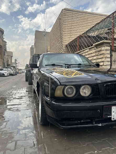 السلام عليكم BMW 525 مديل 1995 رقم انبار انكليزي 
محرك مسكر فانوس المرغوب 
السياره فول مواصفات غرفتها M و عليها كت كامل M سستم صوت و دمام كلش قوي السياره معمره كامله مكفوله من الكص بس تعديل و صبغ  
السياره معدلها يخبل مابيها شلعه يرادلها ترتيب كهربائيات و حداديه دبلاتها منتهيه 
عارضها ب 43 و بيها مجال مكاني بغداد ***********
