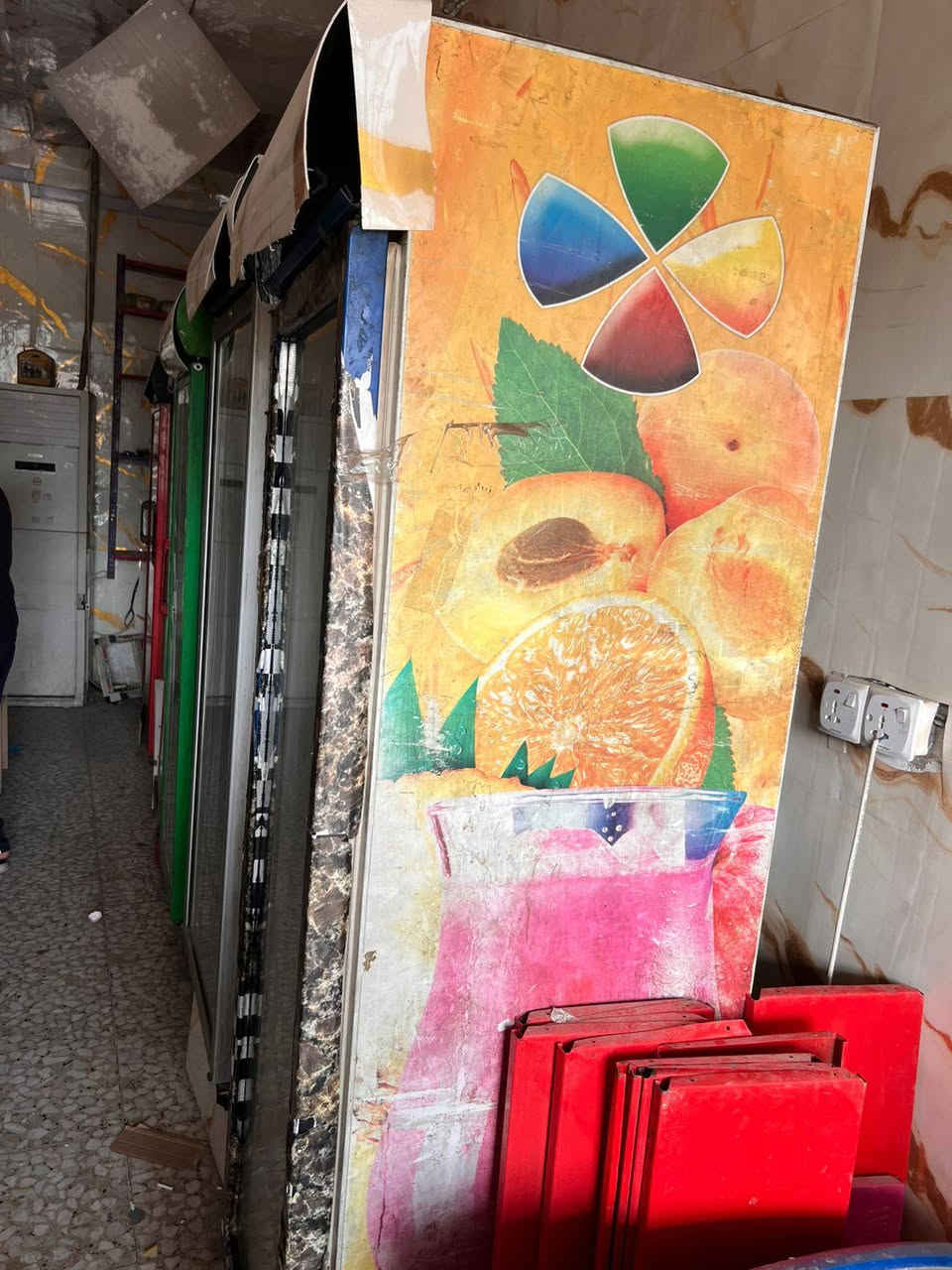 عارضات للبيع عدد 5 مع رفوف حديد مع سله جبس المكان مدينه الصدر للاستفسار ***********
