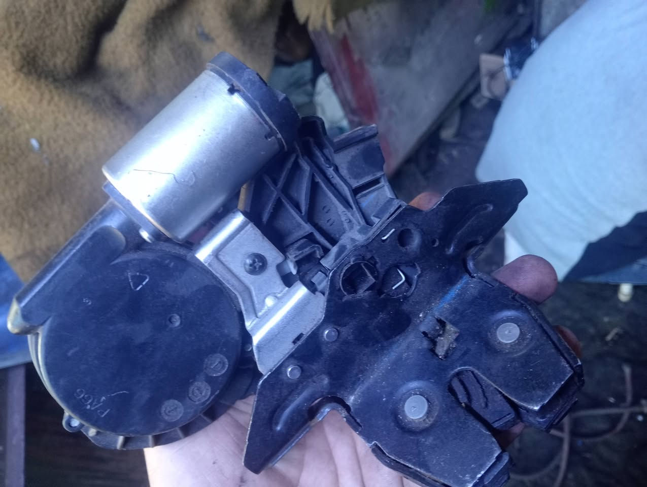 سلام عليكم
كيلون شفط جنطه 
وماطور ماسحه خلفي 
***********
