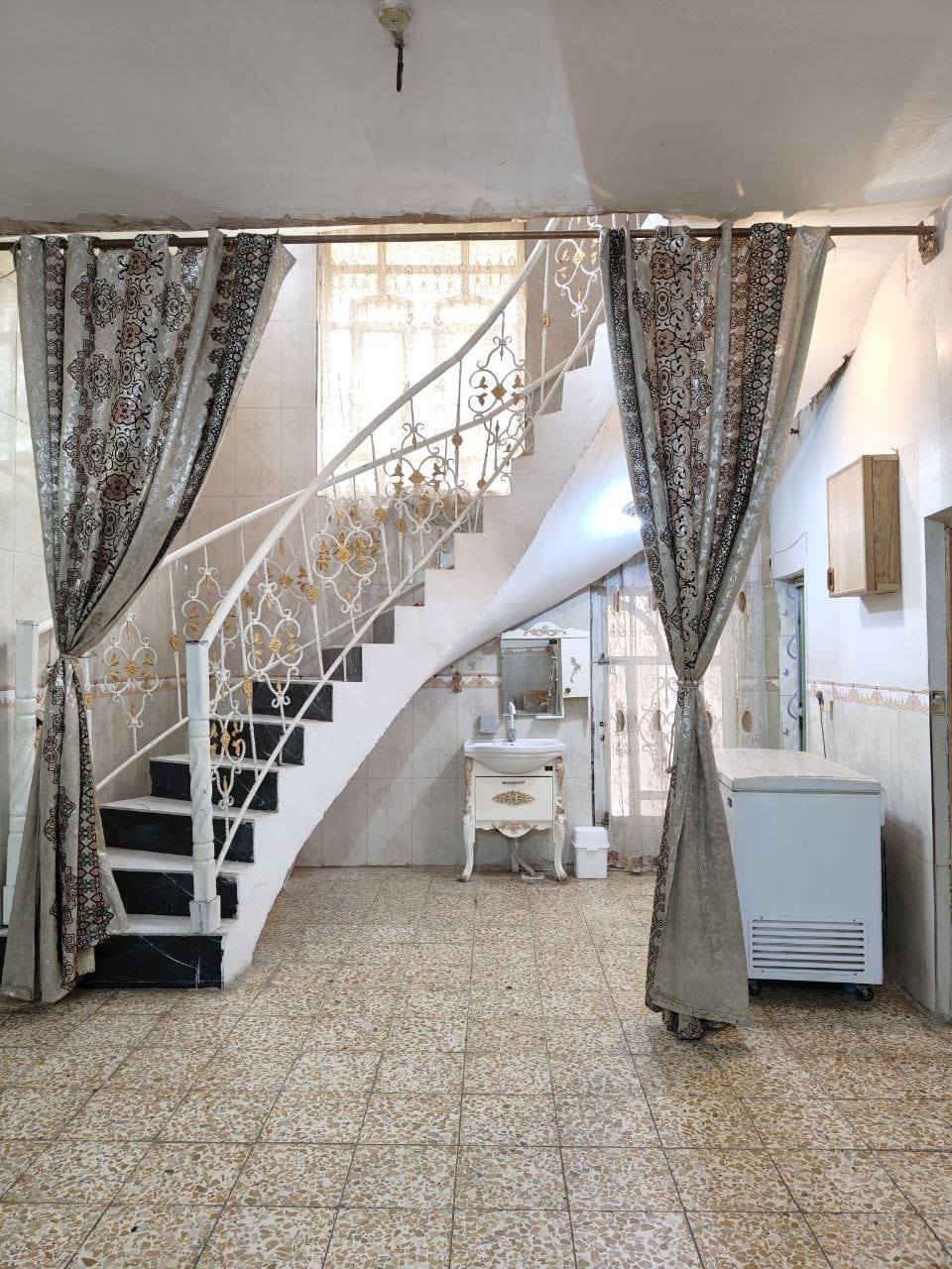 السلام عليكم دار للبيع 220 متر طابو صرف نزال 24 متر عرض 9 أمتار وربع بناء 2013 طابقين يحتوي على غرفتين بالطابق الأول عرض 4في 5 وصاله 4في7 وصحيات داخليه وخارجيه ومطبخ 4 في5 والطابق الثاني يحتوي على سويت كامل الطابق الأول كاشي ولثاني بورسلين يبعد عن الشارع العام 250 متر تقريبا" السعر 235 مليون المكان حله حي العسكري شارع 80 قرب مدرسة الرحمان فرع أسواق باب الحوائج وهذا رقمي *********** علما" البيت ملكنه
