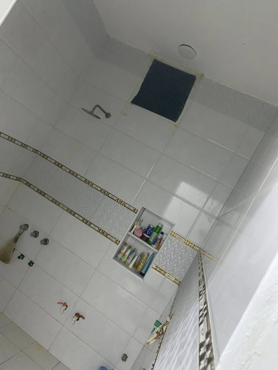 السلام عليكم  بيتين ٢مال اخوان طابو زراعي سند ٢٣كل واجها 5متر النزال القطعه ٢٠٠ الاستفسار يرجاء الاتصال ع الرقام تاليه ***********.  هذني بيتين ارجع وكوال بيتين كل واجها ٥
