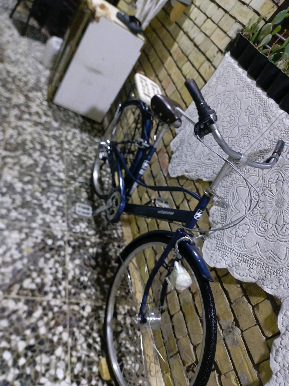 باسكل هوائي أنيق وعصري للبيع، مثالي للتجوال في المدينة والقيام بالتمارين الرياضية. التصميم كلاسيكي ولون أزرق مميز. يحتوي على رف في الخلف لحمل الأغراض. الباسكل في حالة ممتازة وجاهز للاستخدام الفوري.