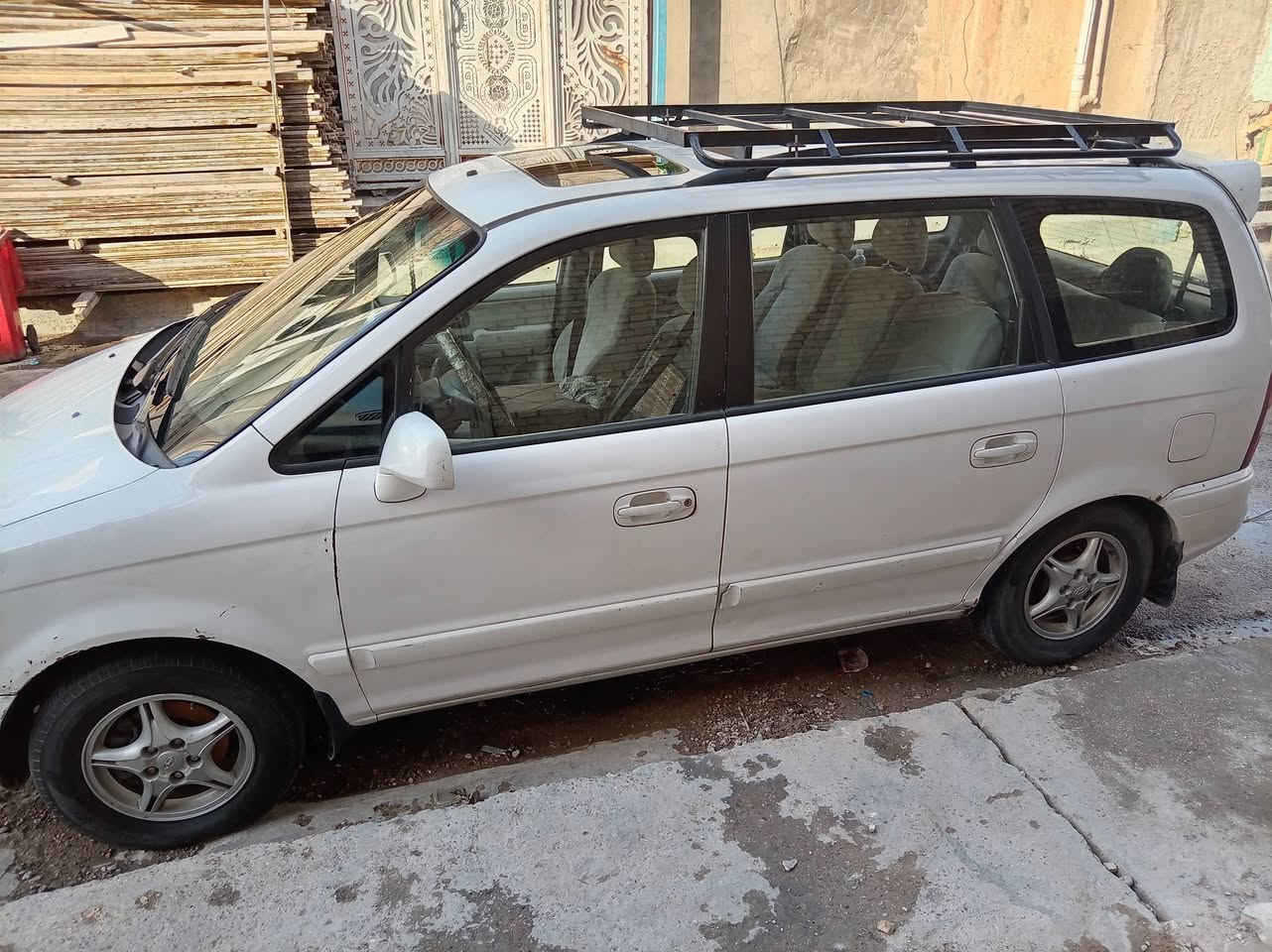 تراجيت 2004 بدون حادث بدون صبغ فقط اشخوط بسيطة گير محرك كفالة التبريد ثلج فتحة للفيت بم يعني ميحتاج تنزل تانكي البانزين حتى تبدل الفيت بم السيارة نظيفة وجاهزة السعر 72 وبيها مجال العنوان بغداد الاورفلي ***********
