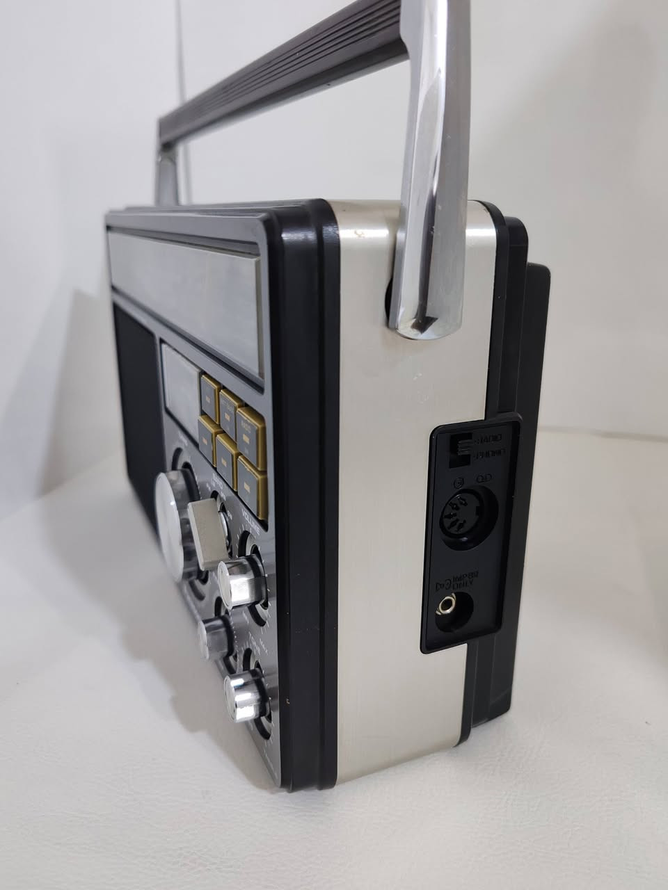 راديو باناسونيك انتاج اليابان شركة ناشنال
Panasonic  RF-1405LBE
انتاج شركة ماتسوشيتا الاصلي
انتاج سنة ١٩٨٠
نظافة ممتازة ٩٨٪
جهاز بلادي ممفتوح ولاتصليح على وضع الشركة
اربع موجات FM, MW, SW, LW
امكانية التحكم باقتصاد استهلاك القدرة
يعمل مباشر بالكهرباء و يعمل ب ٤ باتريات وسط
السعر  175  الف


**إذا كنت صاحب هذا الإعلان وتريد حذفه لأي سبب، رجاءا أرسل رسالة إلى الدعم الفني**