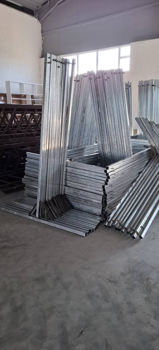 حرف تی کەپری مێو نرخی یەدانەی5500دینارە لەبۆری4بە4ری دژە ژەنگ دروست کراوە قیاسی2م بەرز150سم پانە بەجوملەو مفرەد بەردەستە گەیاندنیشمان هەیە ناونیشانمان چوارقوڕنە گوندی گرجان سەردووسایدی گشتی کۆگای ڕێباز تۆربەی ژم***********کۆڕەک*********** رانية, السليمانية
