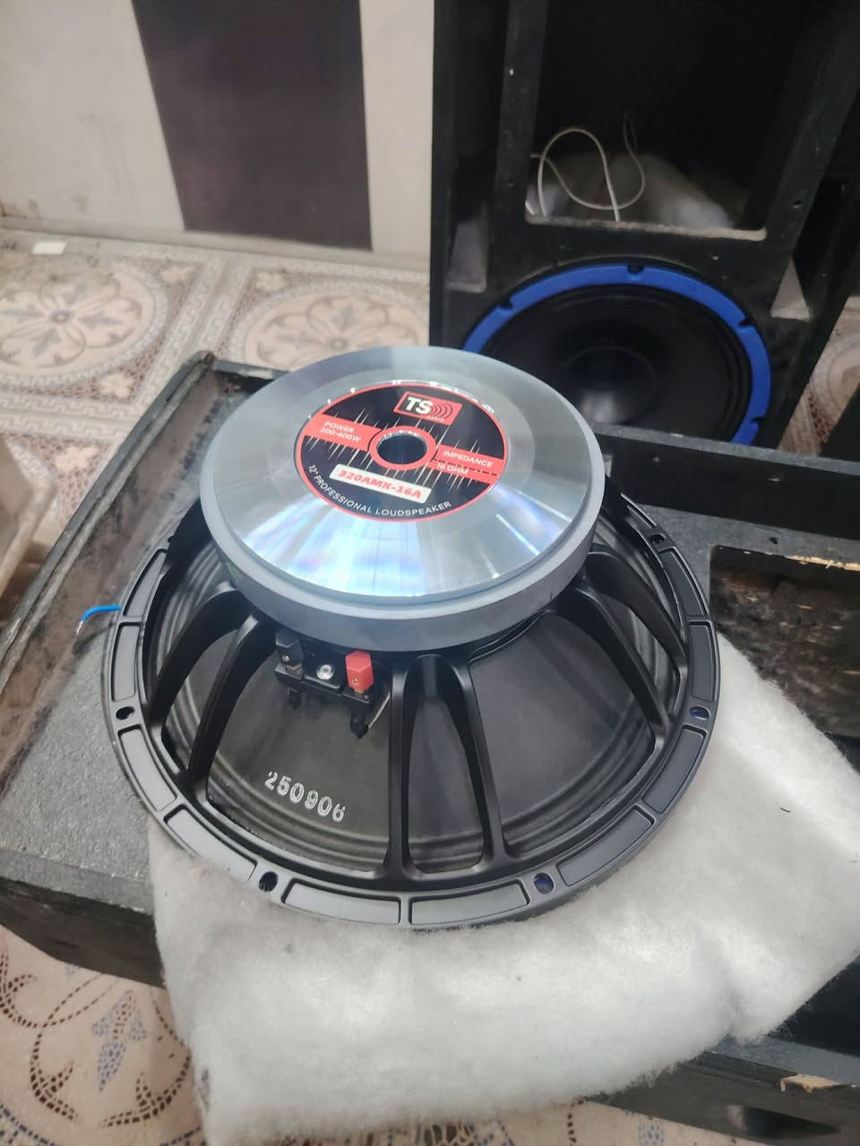 زوج سماعات صب حجم 12 انج نقصهن بس مشبج الامامي ابيع هيج لبب جدد يخبلن صوت ونقاوه فول مكاني حله محاويل متواجد واتساب ***********
