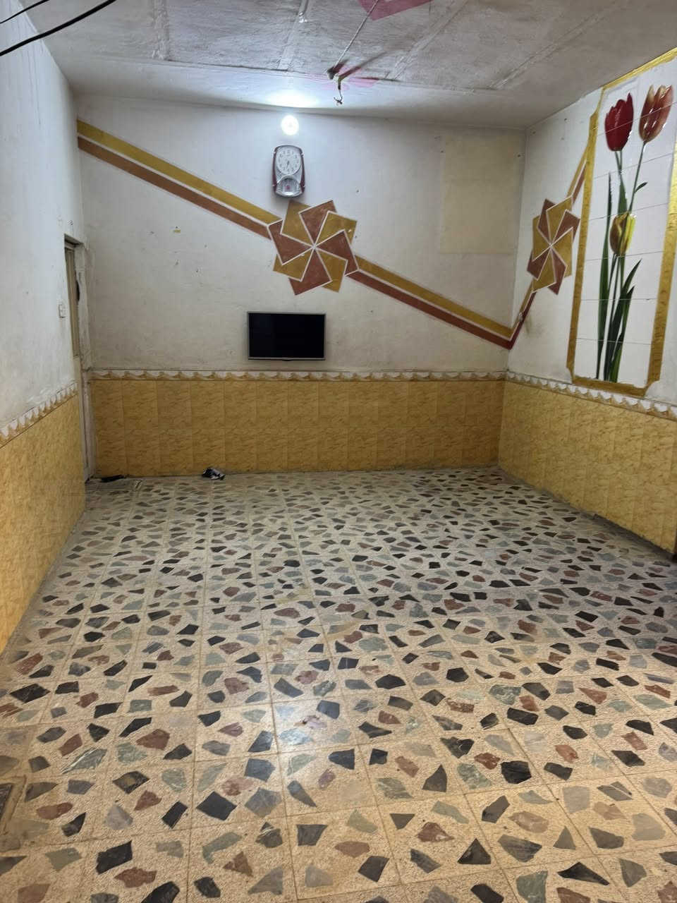 س ع يوجد دار ليجار المساحه ٢٠٠ م قاطين حي الوحده لاسلاميه قرب مكتب الغاز *********** سعر يجاره ٣٥٠ قفله
