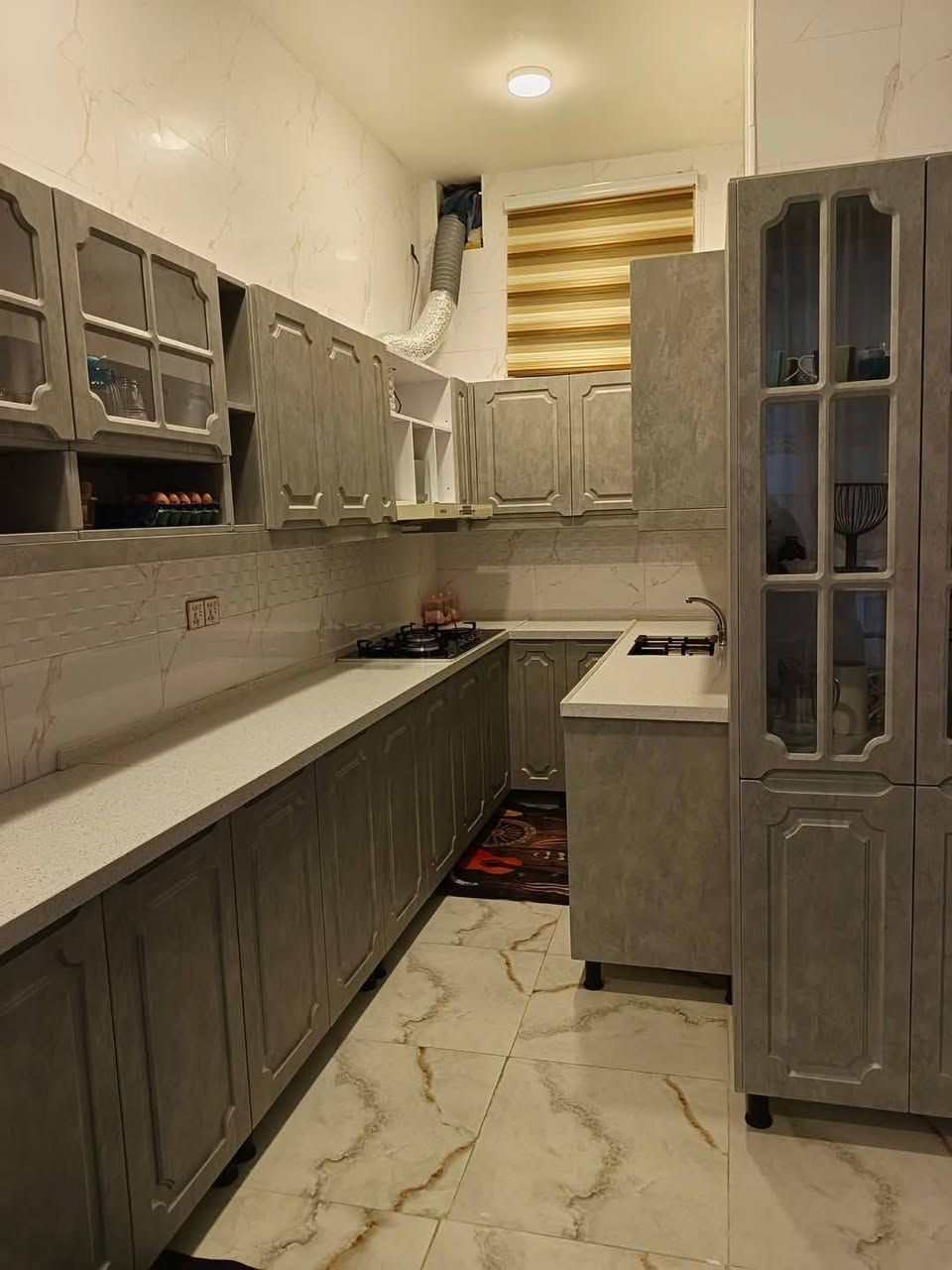 للبيع بيت بناء مساحه 290حديث 2025يتكون من استقبل مطبخ 2غرف نوم صاله مجمع صحيات يقع عله طريقه السنه جهت الزوار في نزلت مجمع المدنيه الملكيه كافت الخدمات تباليط للباب  لل استفسار ***********
