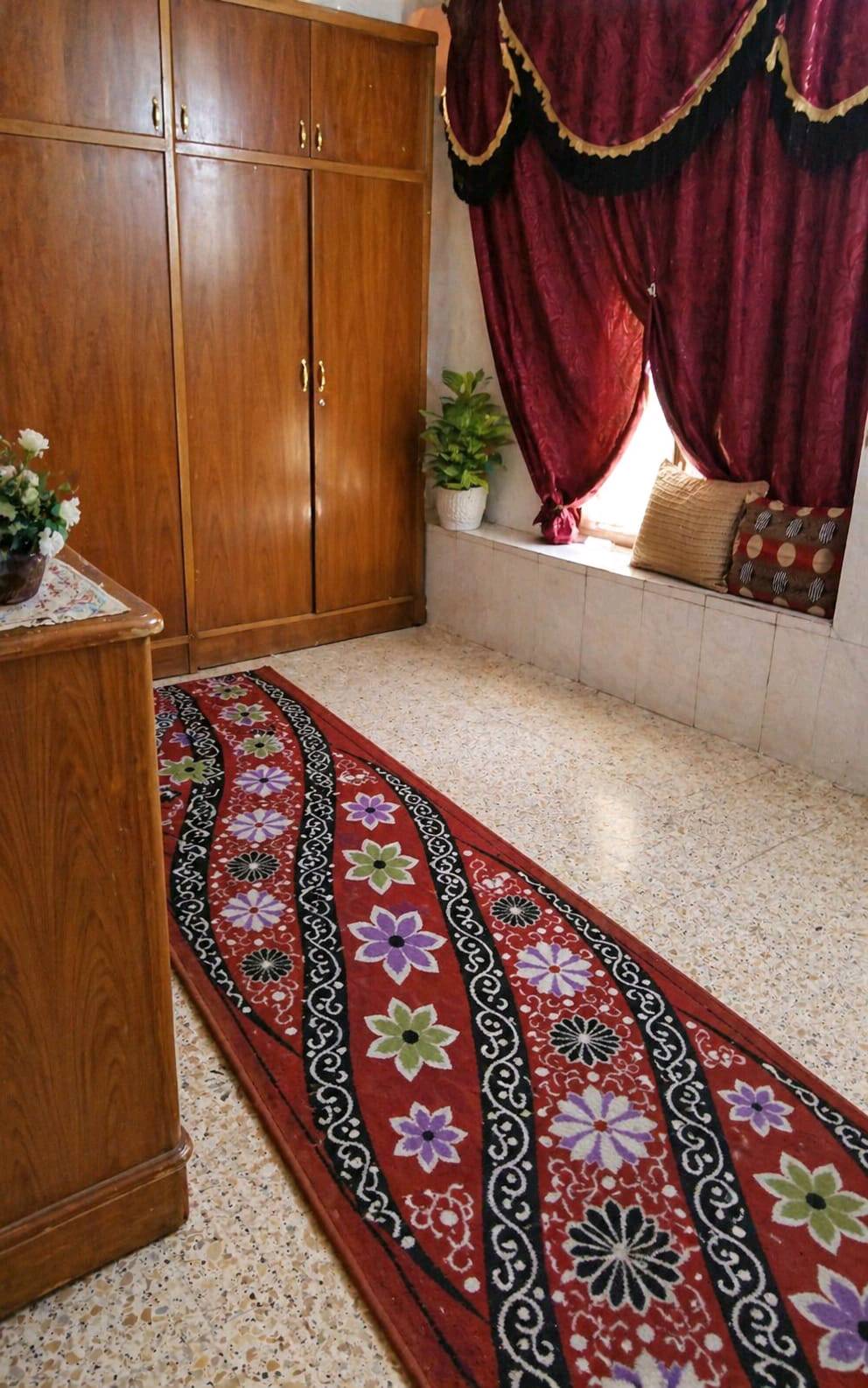 عقار سكني في كربلاء المقدسة حي العامل المنطقه الاخيره  يبعد عن مول الباقر 500م
الدار ركن المساحه 341 واجه 16ونص ونزال 21م 
يحتوي على 2مشتملات جانبيه 50م كما يحتوي على بوابه دخول سيارات وباب صغيره وحديقه +2غرف نوم واستقبال وهول وصاله كبيره ومطبخ حار وبارد حمامات دخلي وخارجي 
العقار ((طابو صرف)) بأسمي مباشر نوع البناء قديم يباع قطعه ارض 
السعر 230مليون 
للتواصل ***********