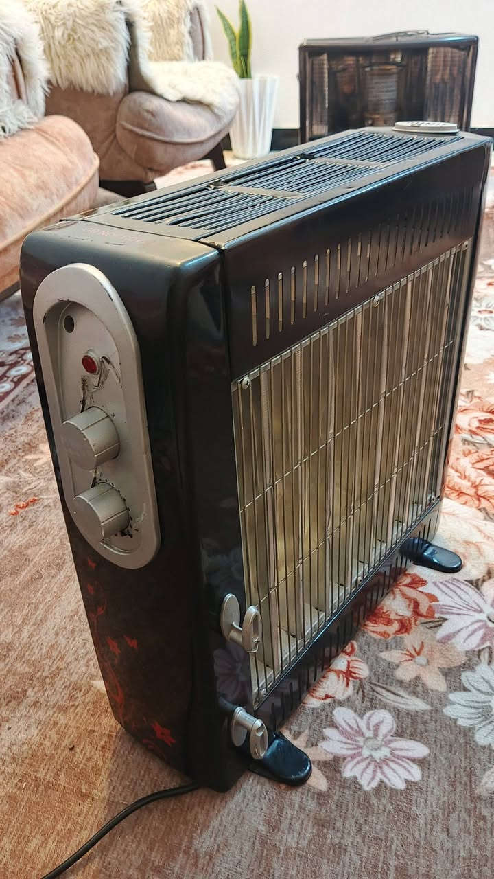 ثلاجه حجم وسط جديده السعر 250 الف 
كرسي حلاقه موضح بل صوره السعر 30 الف 
صوبه وجهين كهربائيه السعر 30 الف 
الأستفسار ***********‬
