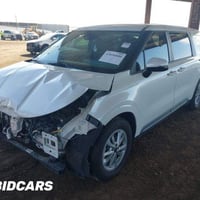 كيا كرنفال 2024 غراضه مفتوحه فتح بيه فقط قطعة وحدة تتبدل بس البنيد الي...