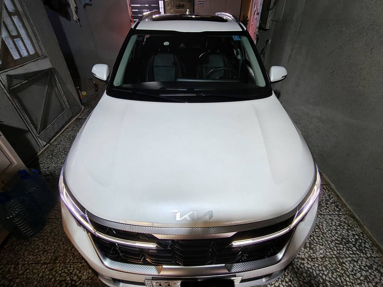 تحيه طيبه على الجميع 
كيا سليتوس 2025 
استلام شهر العاشر  2025
خليجيه فول مواصفات 1/1
ماشيه حاليا 5 الف فقط 
بس حق  مشاوير تثبيت اللوحات 
مكفوله من جميع النواحي 
ولا شخوط ولا رصعات 
زيرو بكل ما تحمل الكلمه من معنى 
الموصفات...
- بانوراما 
- بصمه 
- شاشه كبيره متصله مع داشبول ديجيتل وشاشه للكير 
- كامرا دواره 
- منظومه زينون بلاديه مع ليد امامي وخلفي متصل 
- تبريد قطعتين تحكم لمسي 
- رادار امامي 
- تحديد مسار 
- توقف ذاتي 
- تثبيت سرعه 
- هاند بريك بصمه 
- اوتوهولد 
- حساسات امامي خلفي 
الخ من المواصفات الستاندر
السياره جدا نضيفه 
السبير والعده غير مستخدمات 
مع ارضيات تارتان اصليه وفرشه داشبول جديده 
السعر 18500$ 
يعني ١٨٥ ورقه 
للاتصال ***********

