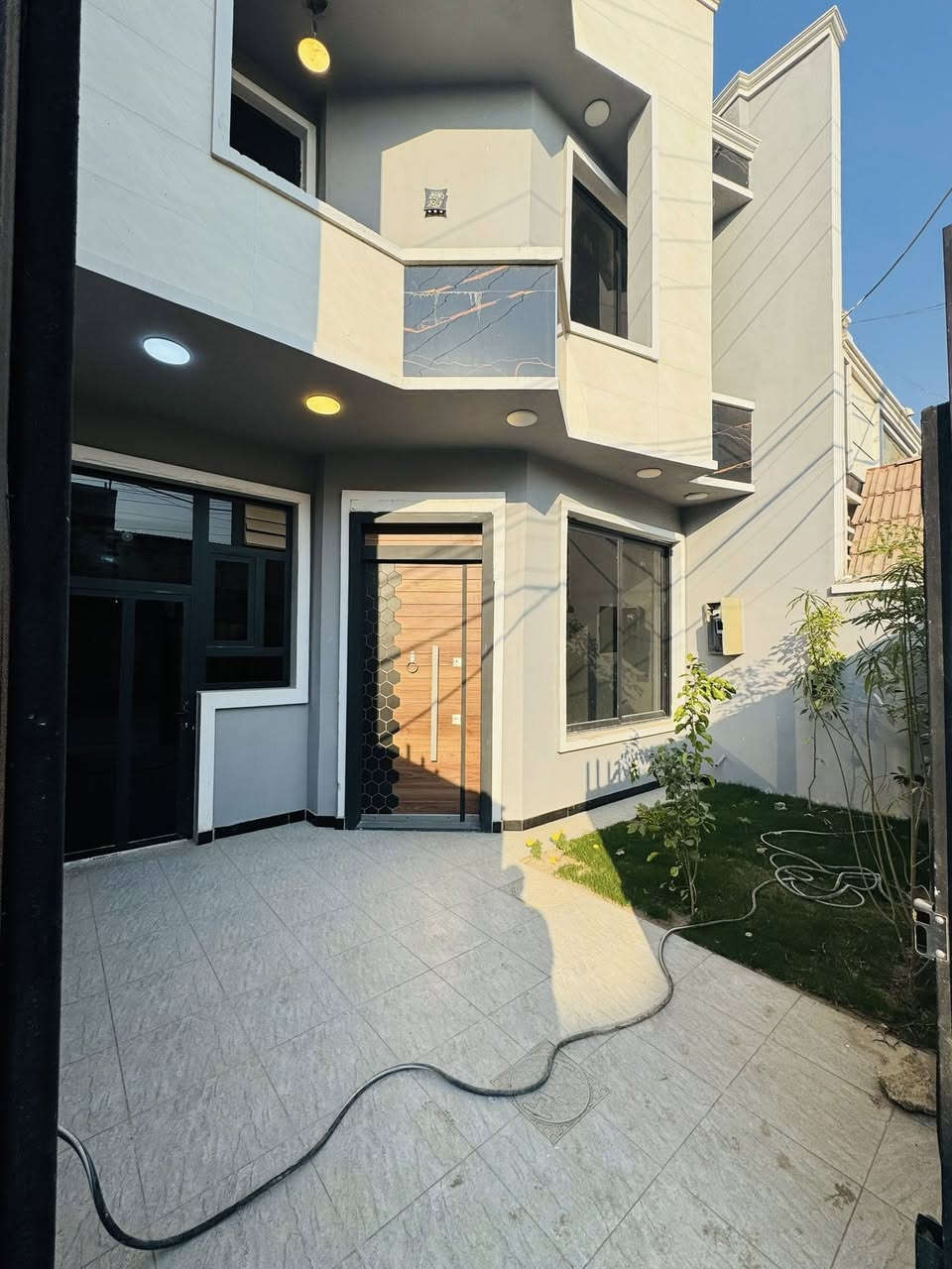 #السلام عليكم 
🏠#دار_للبيع   120متر واجهيه،6متر نزال 20متر
 بناء طابقين حديث 
يحتوي البيت. ع[3غرف نوم -استقبال -صحيات عدد 2- صالة- ومطبخ] البيت شغل درجة اولى 
مع كامل الخدمات
🔴ملاحضه البيت جاهز للسكن 🔑
⬅️نوع العقار  طابو زراعي سند 25 اقرار محكمه 
⬅️العنوان #بغداد_الدوره_البوعيثه   
مجمع شواطئ دجلة 
🔴للاستفسار  خاص او الاتصال ع الرقم 

 ☎️***********
☎️***********
