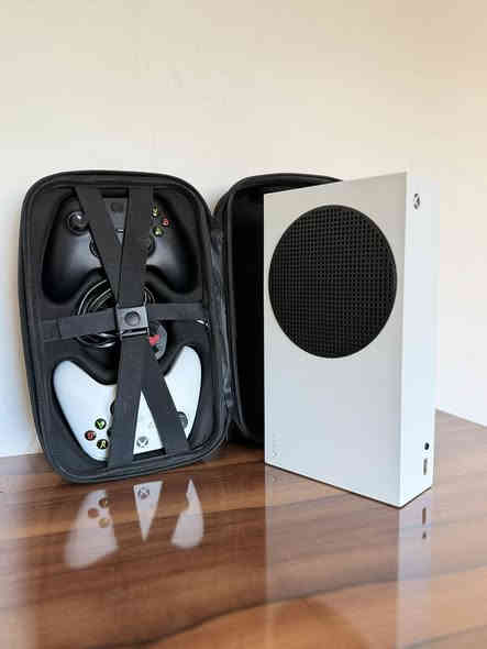 Xbox Series S
للبيع جهاز Xbox Series S 2021 بحالة ممتازة جدًا، نظافة 95%، واستعمال قليل وواضح من يوم تشوفه.
جهاز مرتب، نظيف، ومحافظ عليه — جاهز للاستخدام بدون أي ملاحظات.

محتويات الباكج:
 • جهاز Xbox Series S
 • 2 يد تحكم أصلية بحالة ممتازة
 • جنطة حماية مخصصة لحمل الجهاز والجويستكات والكيبلات
 • جميع الملحقات الأصلية كاملة
 • الكيبل الرئيسي الأصلي

ليش هذا الجهاز مختلف؟
 • نظافة عالية واستعمال محدود
 • كامل بكل مستلزماته
 • وجود جويستك أصليين يعتبر إضافة نادرة ومهمة
 • الجنطة الخاصة تخليك تنقله بأمان وسهولة
 • مناسب للألعاب الحديثة، سريع، أداء مستقر

الموقع: أربيل

للتواصل (واتساب فقط):

📱 ***********
