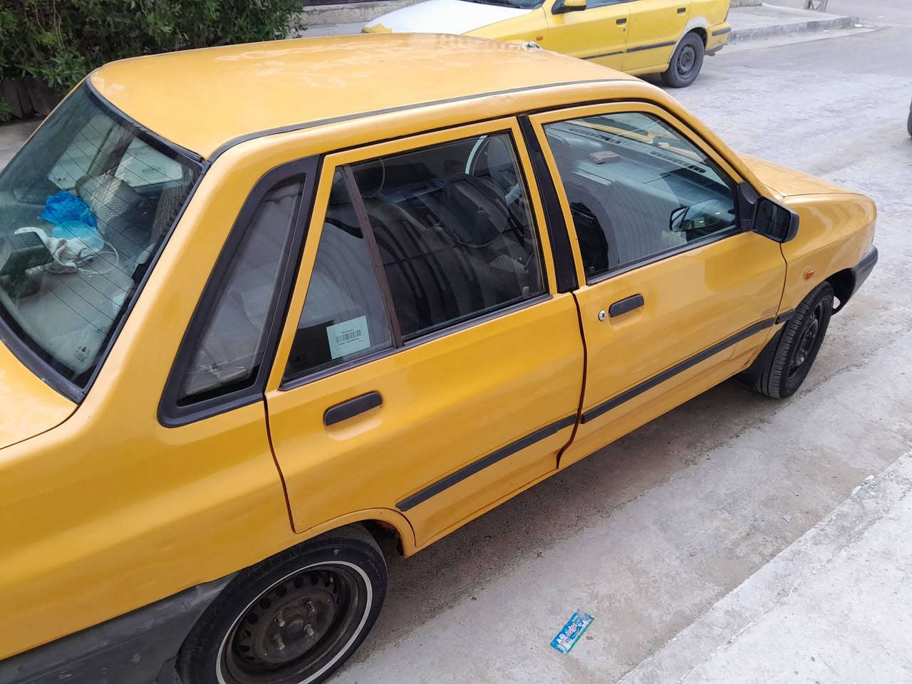 السلام عليكم سيارة سايبة للبيع موديل ٢٠١١ مصفره هيئة وغرامات داخله هزه مكينه وكير خير من الله تدفئة وتبريد شغالات سيارة بلاديه للاستفسار الاتصال على الرقم ***********
