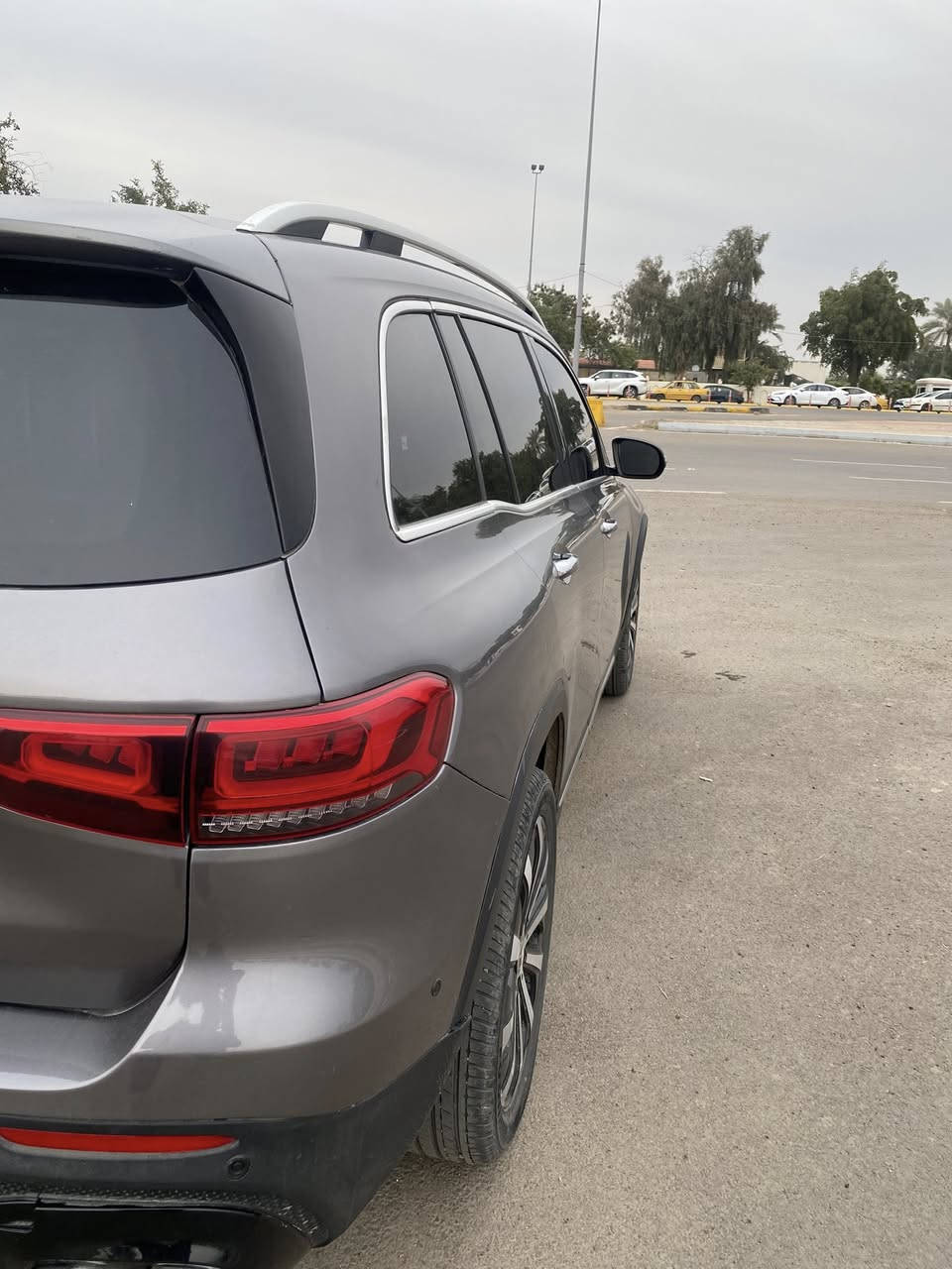 مرسيدس2023  GLB 250 فوووول مواصفات
حادث :- جاملغ خلفي + باب الصندوك
بدون ايرباك 100/100 سليمة 
سيارة بدون لوحات

————————————————-
مواصفات 1/1 فول فول 
بصمه 
بانوراما 
صندوق شفت كهربائي 
تبريد مركزي 
كشن جلد 
كشن هيتر 
شاشه كبيره كاميرا 
مرايا اشاره كهربائي 
شاشه الاكتروني 
رادار امامي 
رادار خلفي 
حساسات خلفيه 
العنوان :- بغداد 
————————————

السعر 275$

***********
