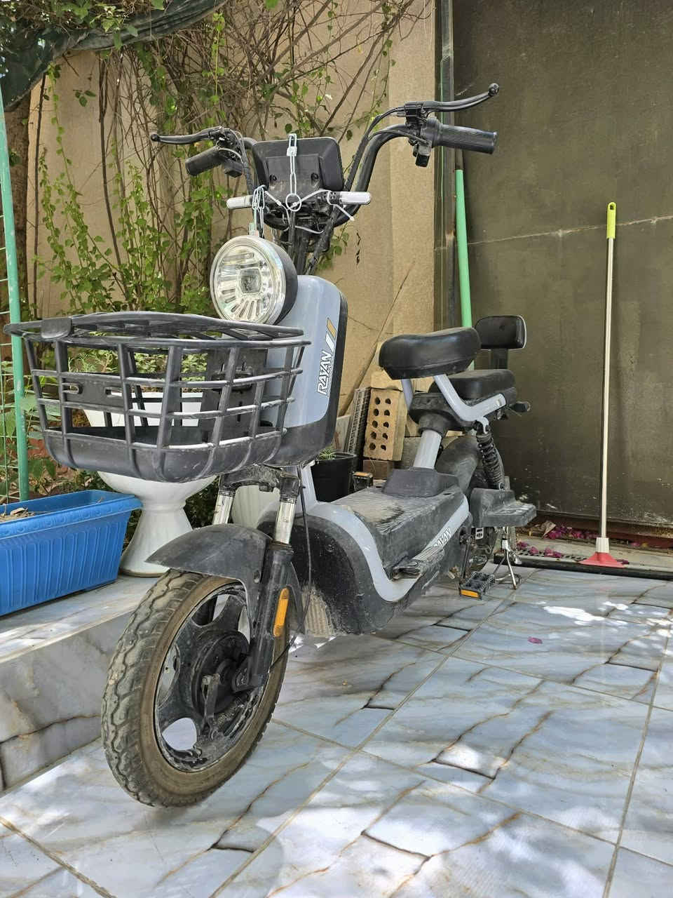 دراجة شحن البطارية بحالة جيدة
الشحن فول يمشي تقريبا ١٥ كم بسرعة ٣٠
الجاد بالشراء الاتصال على الرقم به واتس اب ***********
