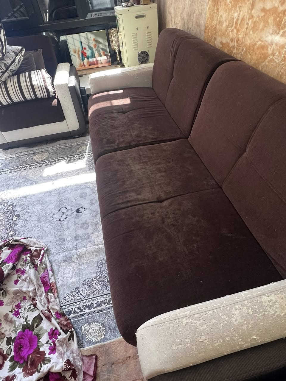 للبيع تخم تركي يتحول جربايه.  وبي مخزن  قنفتين كبار وكرسي واحد


**إذا كنت صاحب هذا الإعلان وتريد حذفه لأي سبب، رجاءا أرسل رسالة إلى الدعم الفني**