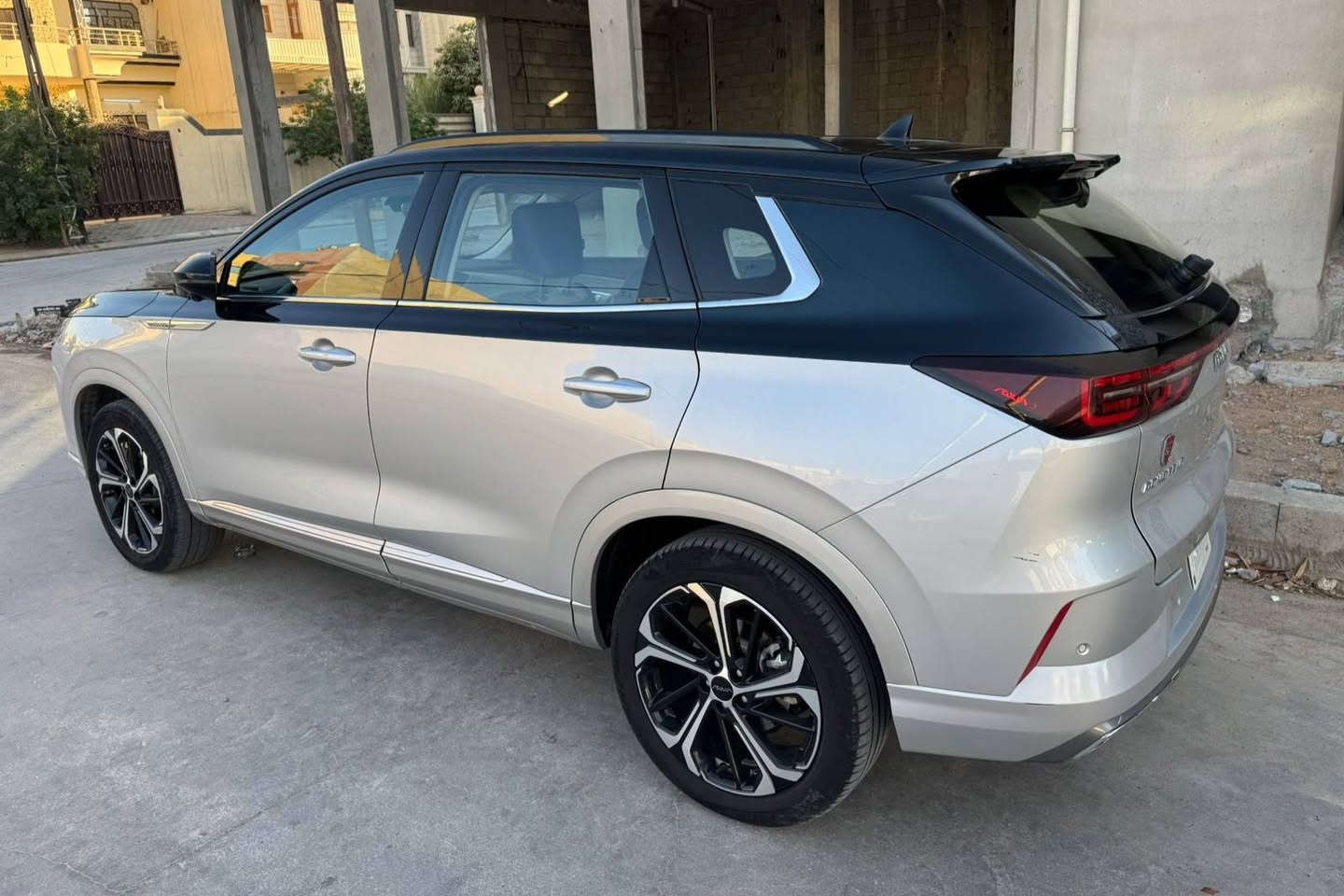 دونك فينك هيوج||||Dongfeng Huge للبيع
موديل 2024 ماشيه 42 الف كيلومتر وقابل للزياده
المواصفات
المحرك||1.5L محرك هايبرد توربو من شركه نيسان وبضمان 6 سنوات او 200,000 كيلو متر ايهما الاسبق
القوه الحصانيه||242 حصان
عزم الدوران||540 نيوتن
ناقل الحركه|| 7سرعات
5راكب
ويل قياس 19 انج
بانوراما
كاميرا محيطيه 360 درجه 
اناره داخليه مخفيه متعدده الالوان
شاشه التحكم حجم 12.3 انج
شاشه عرض القياده حجم 12.3 انج
التحكم بالمكيف لمس
مري كهرباء||شفط
مكيف امامي منفصل وموزع خلفي
مقاعد مصنوعه من جلد النابا
تدفئه تبريد كرسي السائق
مقعد السائق كهرباء 10 حركات
مقعد الراكب كهرباء 4 حركات
عدد وضعيات القياده 3
بلوتوث
حساس اضويه
نظام المساعده على النزول من المنحدرات 
رادار (تحديد مسار)
حساسات خلفيه
محدد سرعه
نظام المساعده على القياده‎دخول ذكي (بصمة)
اناره محيطيه اماميه
اناره اماميه زينون
كشاف ضباب خلفي
صندوق كهربائي شفط
هاند بريك كهربائي
فتحه USB
توقف اوتوماتيكي (Auto Hold)
حساس مطر
مؤشر لضغط الاطارات
عدد السماعات 8 وسماعات الرأس ايضا في المقاعد الاماميه
وسائد هوائيه عدد 8
استهلاك الوقود 5.8L لكل 100 كيلومتر يعتبر جدا
رقم صاحب السيارة 
***********
