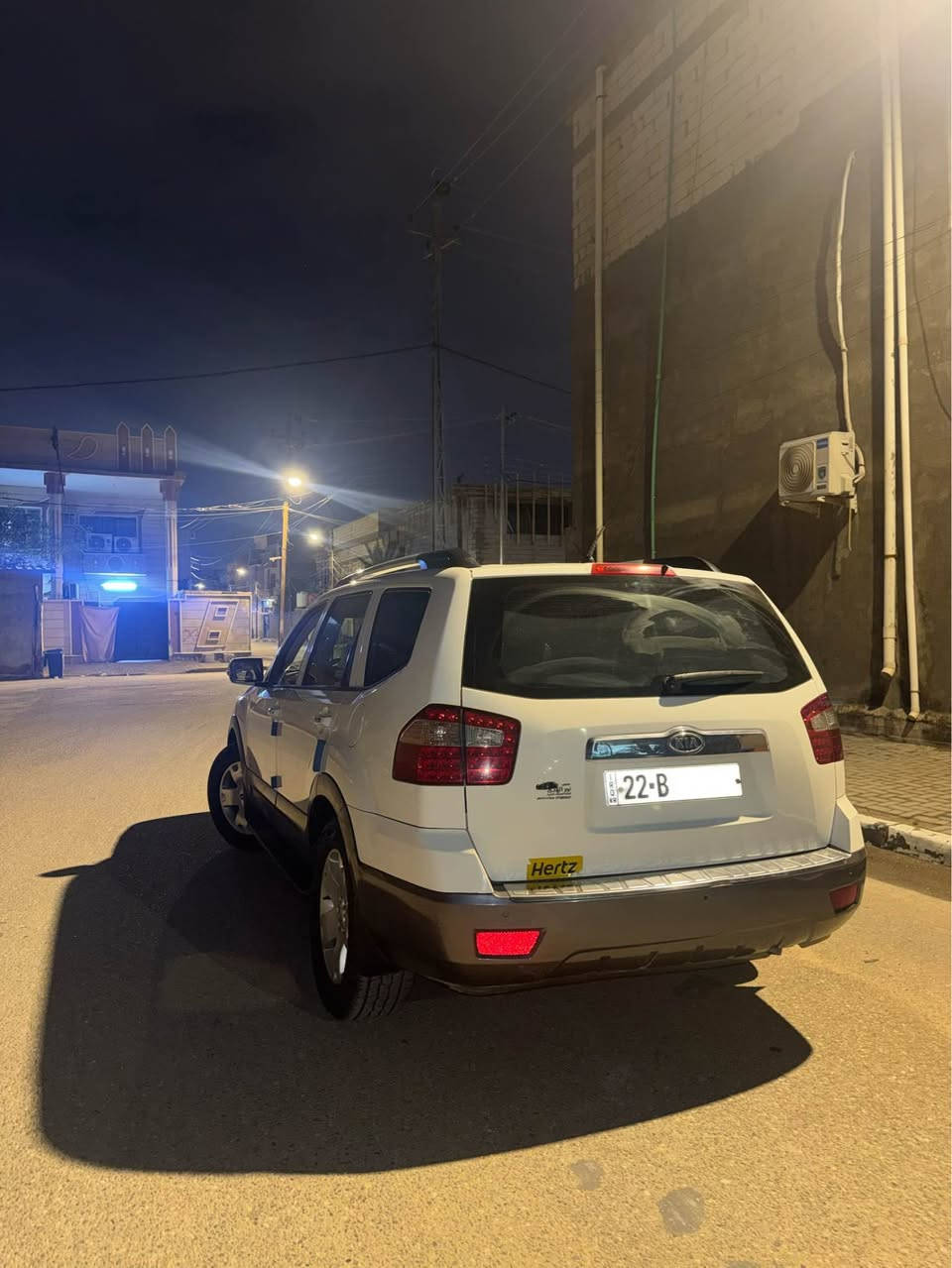 كيا مهافي للبيع موديل 2013 .
كفاله عامه من الضربه والصبغ والتبديل ومكينه وكير كفاله . 
وارد خليجي الممشى 105 الف كيلومتر فقط .
فول مواصفات فتحه 7 راكب ثلاث قطع تبريد 
محرك 3800 6 سلندر 
السياره جاهزه تخم تاير جديد حداديه جديده 
رقم اربيل انكليزي سنويه جديده . 
السعر 158 ورقه وبيها مجال 
رقم الهاتف *********** حياكم الله البصرة, العراق
