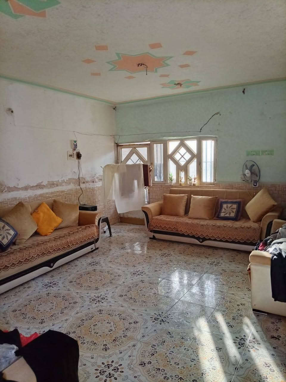 مشتمل للبيع مساحته 150 واجهيه 10 والنزال 15 يتكون من غرفه وصاله ومطبخ واستقبال السقف صب مسلح في حي الحكيم بنزله ماركت علي الامير مو اول فرع ثاني يبعد عن الصب 20 متر يتكون من ماي ومجاري وكهرباء السعر مناسب الاتصال على الرقم ***********
