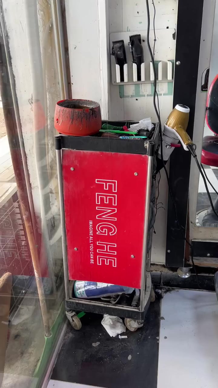 سلام عليكم غراض محل البيع كراسي عدد 2 مرايات عدد 2
فاترينات عدد 2 مع عربانه 1 جهاز بخاري 1 مع غنفه حديد اصليه مع بنكات مع مكياجات هديه السعر 450الف
التصال ***********
•
