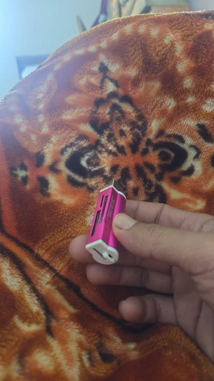 600d
مع زوم رياضي 
مع عدستها الاصليه
مع رام ٦٤
مع شاحن عدد ثنين
مع كيبل اصلي 
مع حقيبه 
مع هاي الورديه
..السعر  مع كل الغراض 
٣٥٠ الف مكاني ناصريه 
***********
