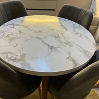 ميز و٤ كراسي • مستعمل نضيف • كركوك ازادي