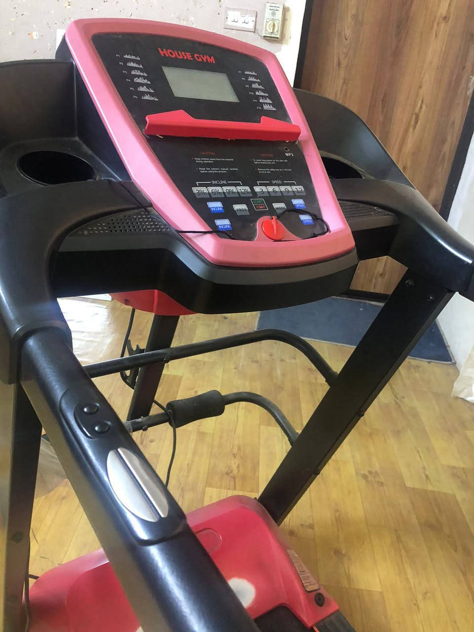 السلام عليكم
جهاز رياضه جري للبيع مواصفات جبلي وعادي كلش قليل مستعمل جديد House Gym حجم كبير 150 وبيه تحكم للسرعة وبيه ازرار على الايد مال جهاز وعلى الشاشه مالته وايضا بي شاشه مختصه تقرا معدل المشي ومعدل الدقائق اما بالنسبه للسعر
سعره 250 الف وبي مجال للتواصل ضمن هذا الرقم ***********
