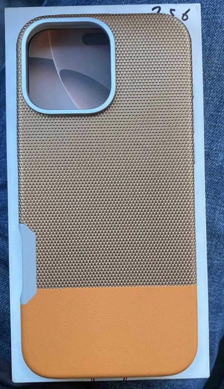 ايفون 16 برو ماكس
السعر 825،000 الف وبي مجال 
عربي شرق اوسط ضمان ABM
بطارية 🔋 93‎%‎ 
الجهاز مستبدل شاشة تجاري 
وايضاً انكسر مرة ثانية 
ابيع الجهاز على وضعة بدون تصليح 
الشاشة فقط فطر بدون اي خطوط او سواد بالشاشة 
وعلى اثر الصدمة الاخيرة توقفت السماعة العليا والفيس ايدي عن العمل بسبب قطع في الشريط حسب الفحص من قبل مركز صيانة 

مكاني بغداد حي القاهرة 
*********** اتصال ☎️ 
واتساب 📞
