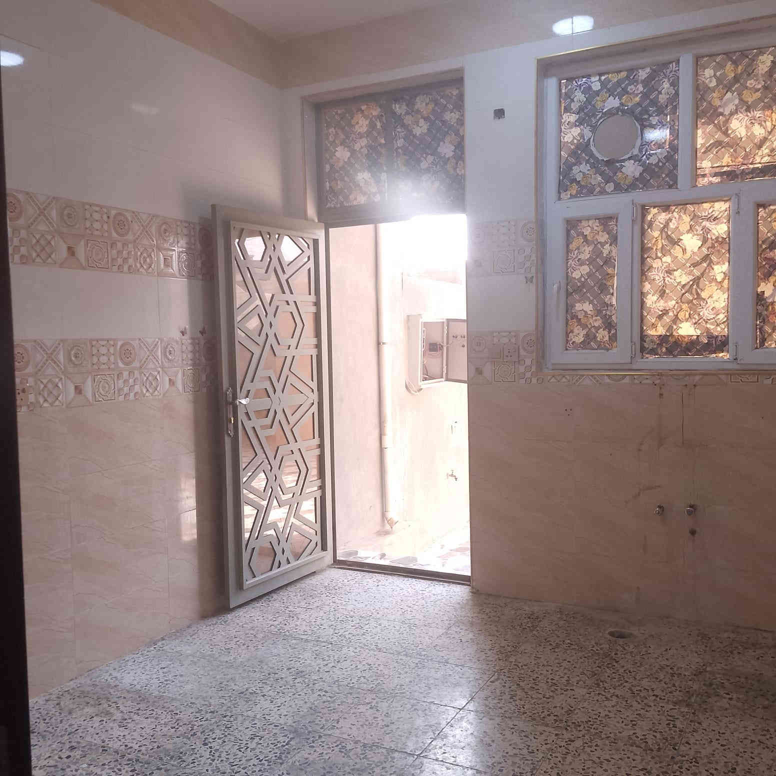 السلام عليكم  بيت اللايجار  العنوان  بدايه الصوفيه قرب من فندق الرمادي 
 استقبال غرف عداد 2  وصاله ومطبخ وحمام داخلي وخارجي  تصوير البيت موجود
💬للأستفسار مراجعه السعر 500بي مجال
       مكتب مصطفئ العلواني للعقارات 
    ***********   📲
🌐الرمادي الشركه مجاور اعداديه فلسطين
