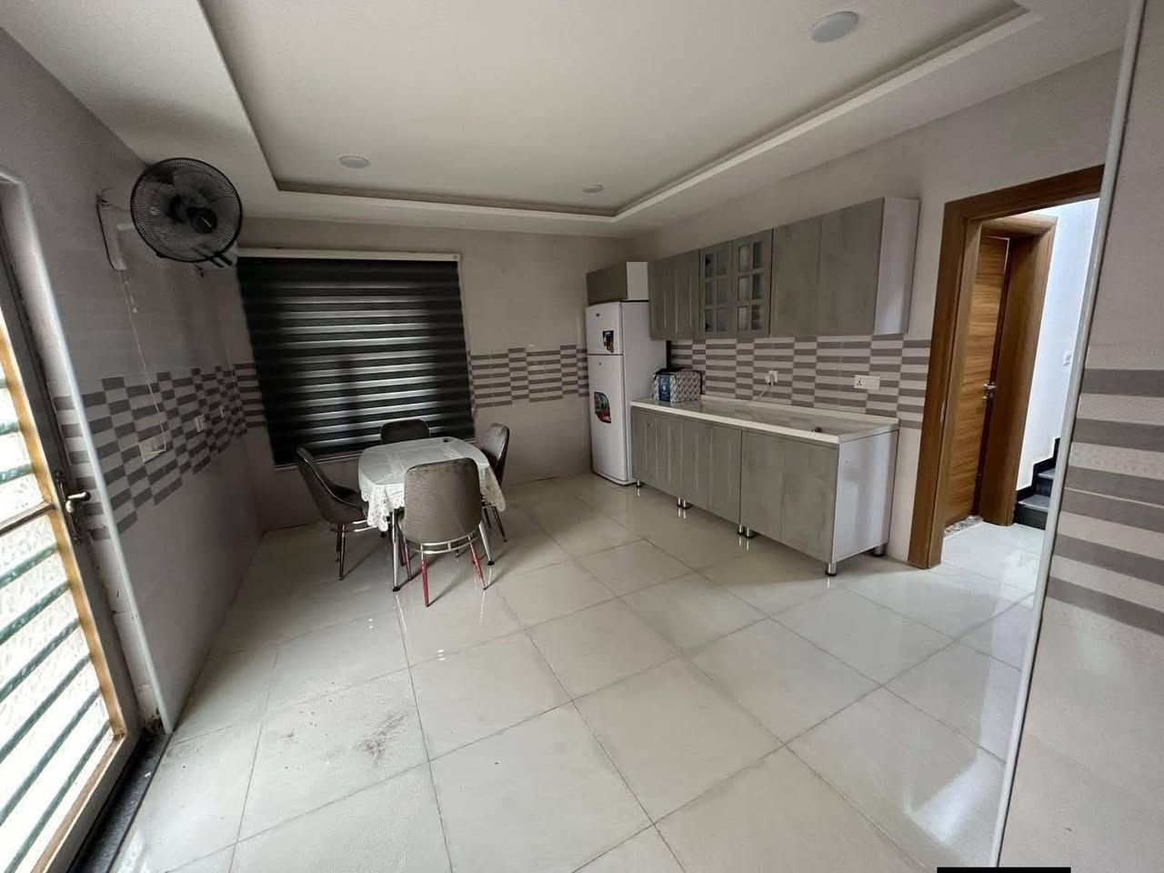 دار للايجار #مجمع الاميرات 2
مساحة 200 متر 
الايجار 425
2 غرف +صالة +استقبال + مطبخ +صحيات +گراج 
للاستفسار الاتصال واتساب:
***********
