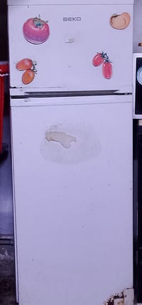 ثلاجه • نظيفه جداً • مكان الكريعات