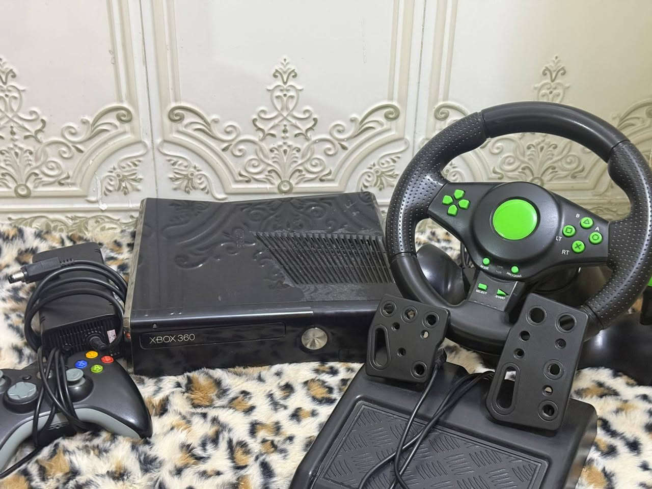 السلام عليكم بلي اكس بوكس 360 البيع بلي ما  مفتوح  معا استيرن والاثنين يدات السعر 150وبي مجال الرقم *********** وتساب

