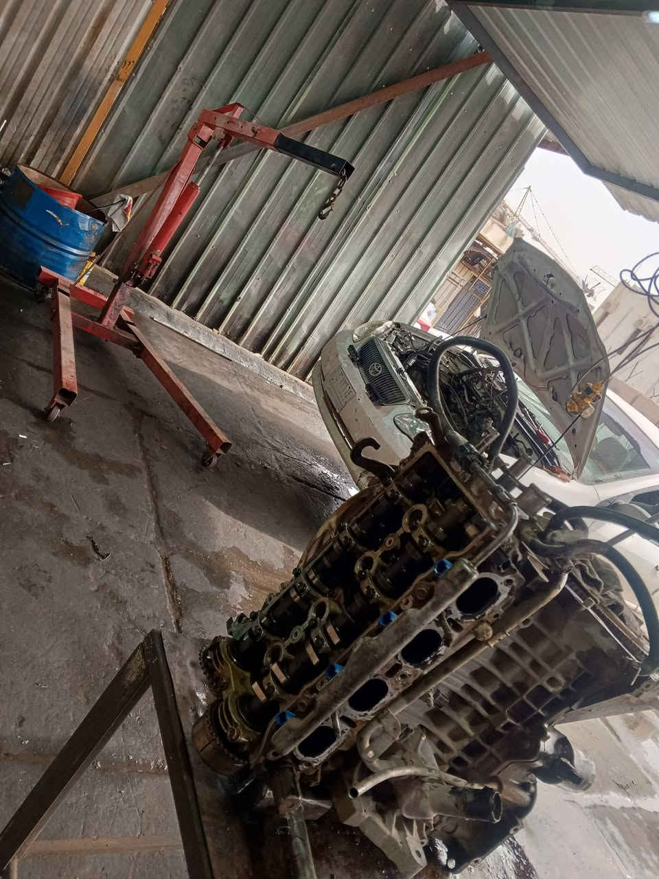 🚗 بفضل الله تعالى تم إكمال صيانة شاملة لهذه السيارة المظلومة وإعادتها إلى أفضل حالة فنية
تم تنزيل المحرك بالكامل لغرض الصيانة الدورية وتنظيف حوض المحرك بشكل احترافي، مع إجراء الأعمال التالية:
🔧 تفاصيل الصيانة:
تبديل جبنة رأس الكرنك
تبديل ضاغط سير الدينمو
تبديل الراجز ومعالجة أخطاء العمل السابقة بشكل أصولي
تنظيف غرفة الاحتراق بالكامل
تبديل البلكات (Spark Plugs)
تبديل النوزلات
تبديل مضخة الوقود (Fuel Pump)
تبديل ماء الراديتر
تبديل زيت المحرك بزيت جديد
تبديل دكشن بارد
تبديل حساس VVT
تبديل فلتر الشوته
✨ النتيجة:
تمت الصيانة بأعلى مستوى من الدقة والاهتمام، وأصبحت السيارة بحالة ممتازة وجاهزة للعمل بكفاءة عالية.
ألف مبروك لصاحبها، ونسأل الله أن يعطيه خيرها ويكفيه شرها.
📍 العنوان:
بغداد – حي الجامعة
مقابل جامع ملا حويش
شارع كازينو الربيع
خلف المصرف – السوق الشعبي سابقاً
📞 للاستفسار والحجز:
***********
🔩 خبرة • أمانة • عمل أصولي
